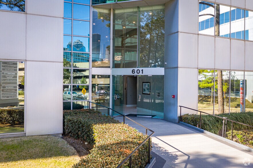 More Photos Of 601 Sawyer St, Houston Office For Sale