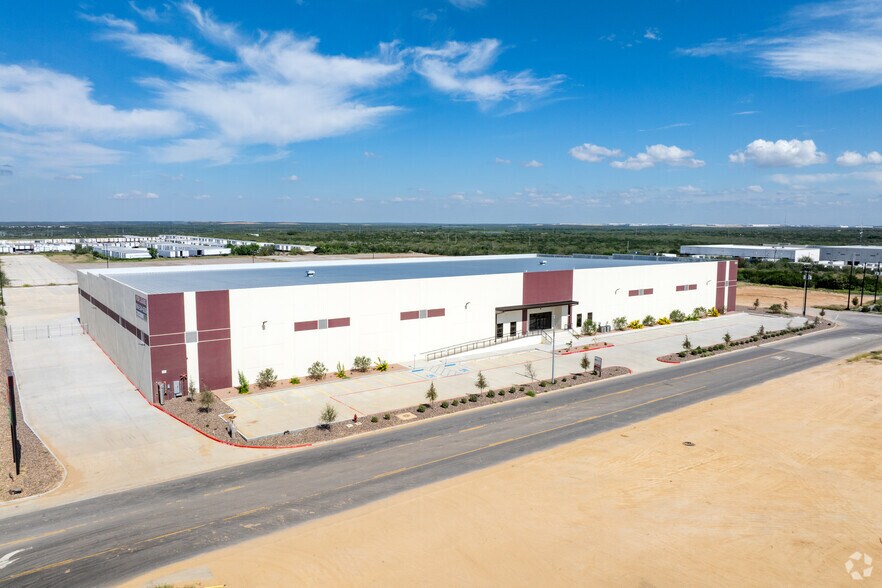 More Photos Of 172 Interamerica Blvd, Laredo Warehouse For Lease