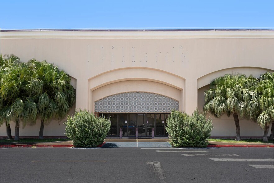 More Photos Of 2000 S Expressway 83, Harlingen Department Store For Lease
