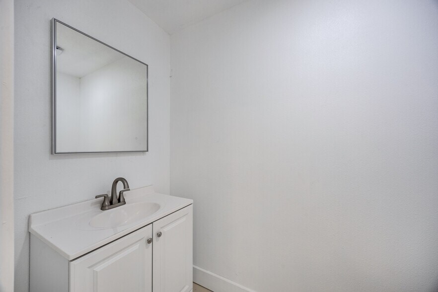 More Photos Of 3802 Houston St, Austin Showroom For Lease