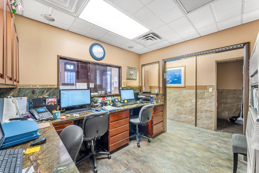 More Photos Of 867-869 Bergen Ave, Jersey City Storefront Retail Residential For Lease