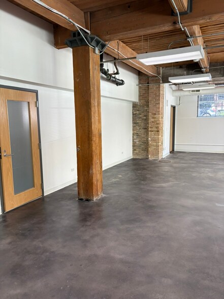 More Photos Of 925 W Huron St, Chicago Apartments For Lease