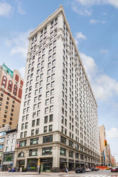 More Photos Of 230 Fifth Ave, New York Showroom For Lease