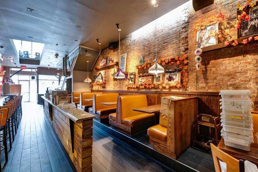 More Photos Of 211 W 34th St, New York Storefront For Sale