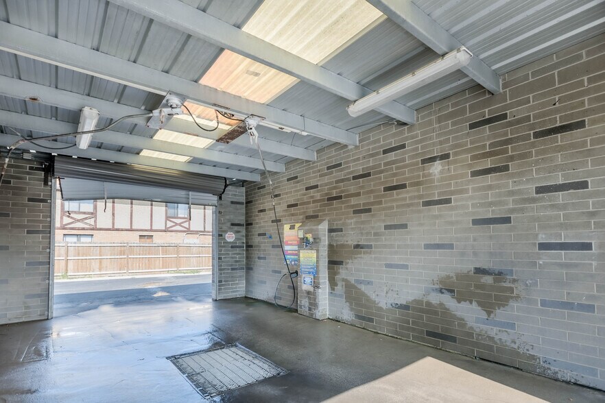 More Photos Of 410 Sherman St, Belleville Carwash For Sale