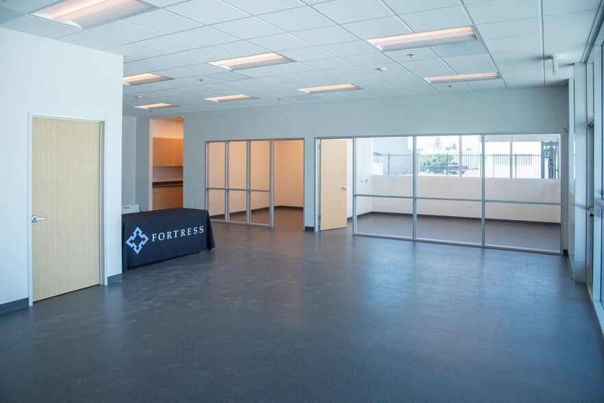 More Photos Of 620 E Dyer Rd, Santa Ana Warehouse For Sale