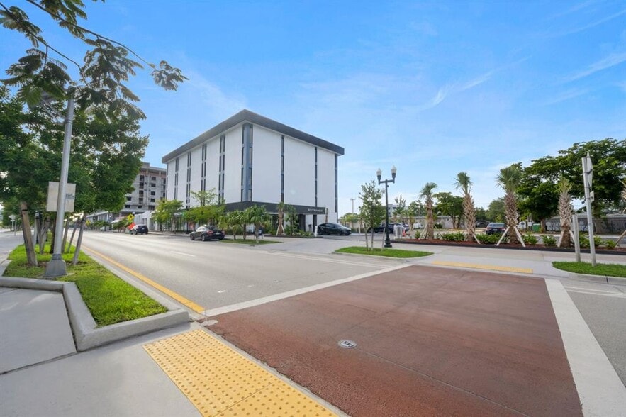 More Photos Of 2131 Hollywood Blvd, Hollywood Office Residential For Lease