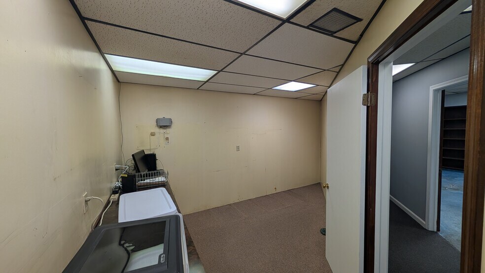 More Photos Of 11 W National Ave, Brazil Office For Sale