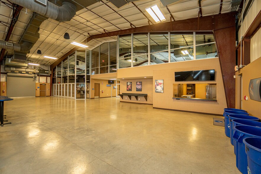 More Photos Of 7044 Interstate 10, Sealy Distribution For Sale