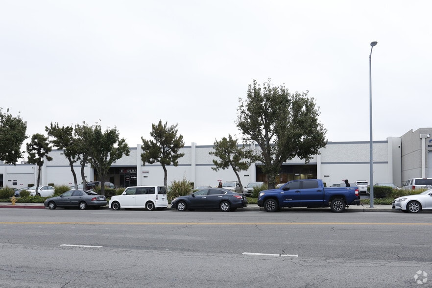 More Photos Of 20844-20860 Plummer St, Chatsworth Manufacturing For Lease