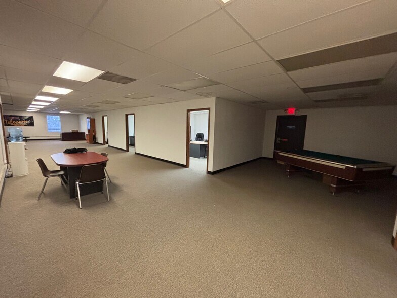 More Photos Of 4854-4864 S 10th St, Milwaukee Showroom For Lease