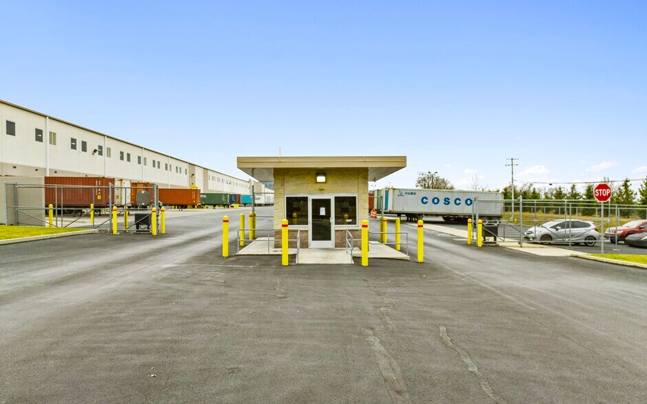 More Photos Of 3051 Commerce Center Blvd, Bethlehem Warehouse For Lease