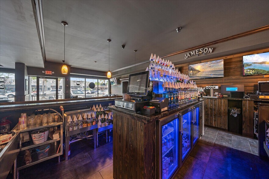More Photos Of 6523 Gateway Ave, Sarasota Bar For Lease