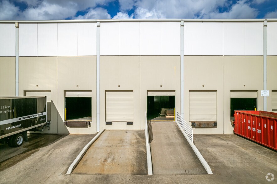 More Photos Of 7108 Old Katy Rd, Houston Showroom For Lease