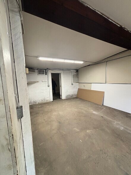 More Photos Of 25215 Vista Rd, Hollywood Flex For Lease