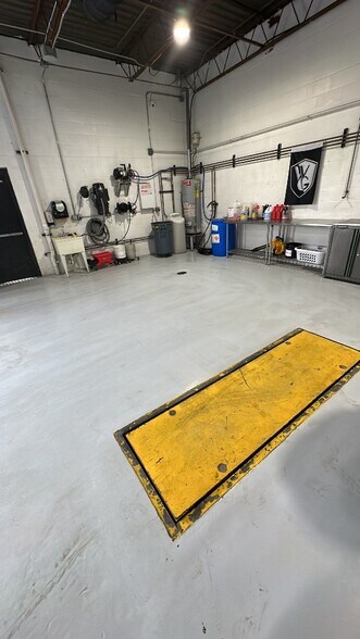 More Photos Of 10640-10650 Gateway Blvd, Creve Coeur Light Distribution For Lease