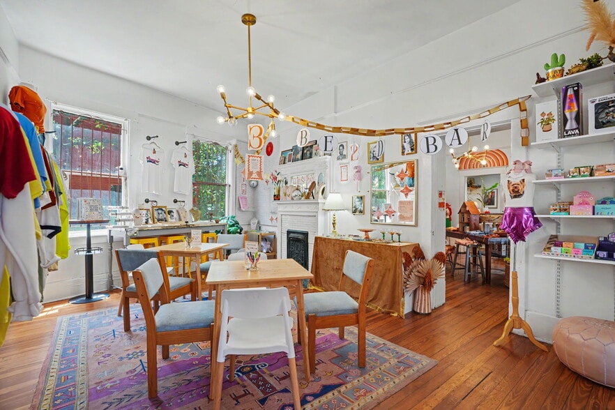 More Photos Of 17 W 41st St, Savannah Freestanding For Sale