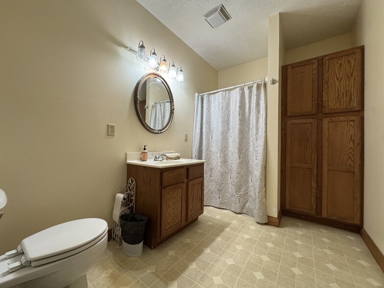 More Photos Of 915 N Main St, Bloomington General Retail For Sale