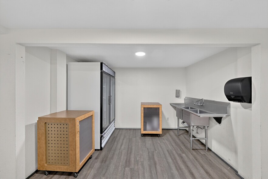 More Photos Of 1300-1340 Broadway Ave, Atwater Storefront For Lease