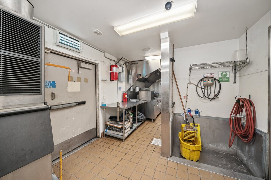 More Photos Of 1144 Black Oak Dr, Paso Robles Freestanding For Sale