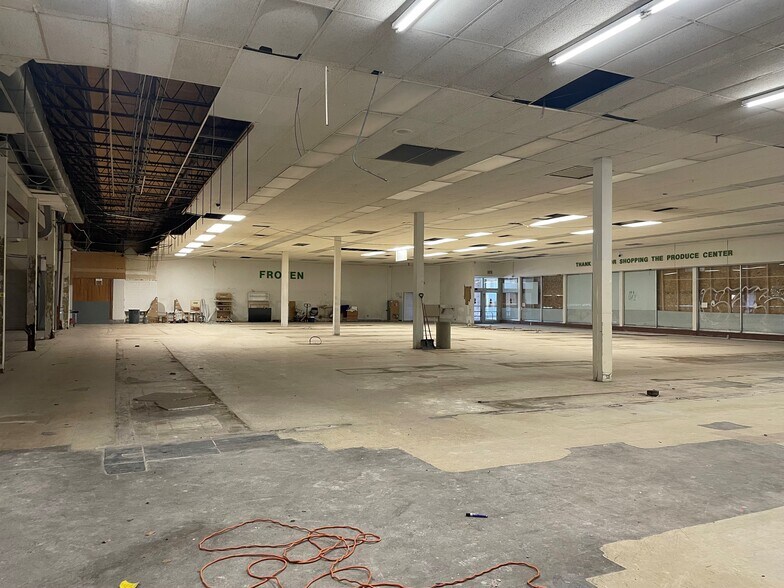 More Photos Of 5820 N Milwaukee Ave, Chicago Storefront Retail Office For Sale