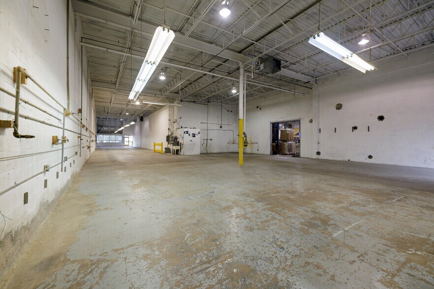 More Photos Of 16791-16821 Boul Hymus, Kirkland Warehouse For Lease
