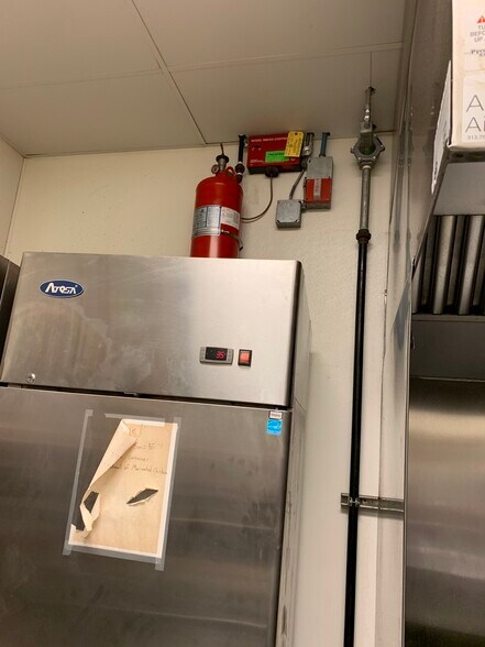 More Photos Of 90 W Maple Rd, Troy Restaurant For Lease