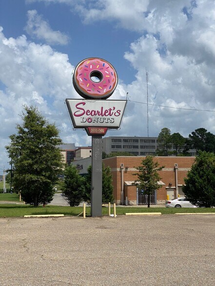 More Photos Of 920 S Gloster St, Tupelo Restaurant For Lease