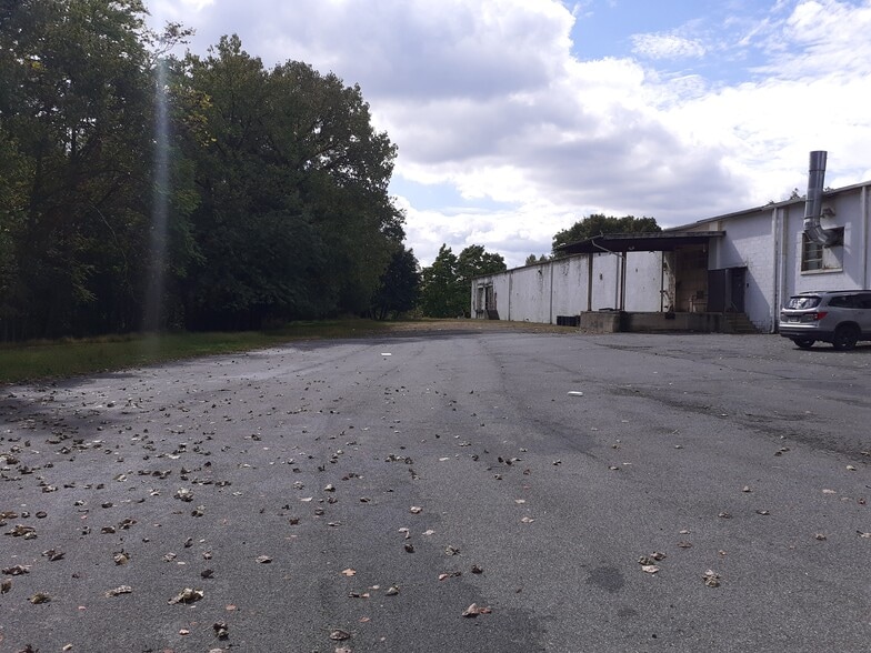 More Photos Of 20 Industrial Pl, Middletown Manufacturing For Sale