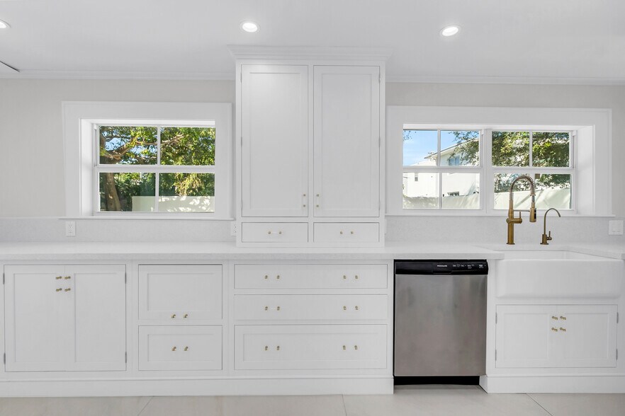 More Photos Of 563 NE 67th St, Miami Medical For Lease
