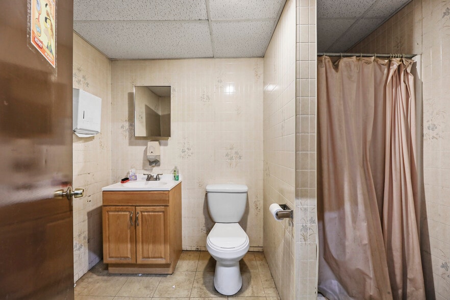 More Photos Of 1260 East St, Pittsfield Freestanding For Sale