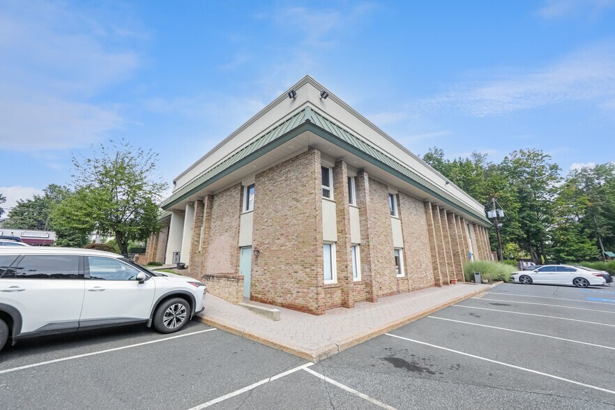 More Photos Of 385 S Maple Ave, Glen Rock Medical For Lease