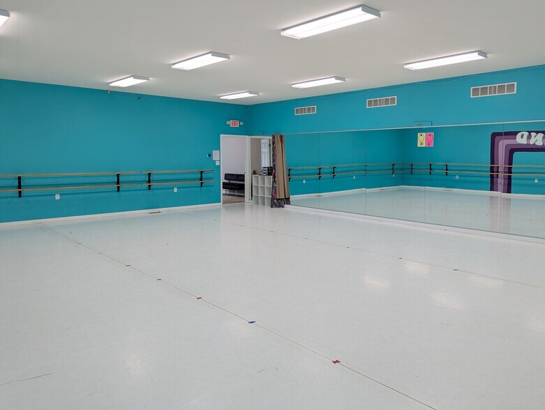 More Photos Of 1110 School st, Hillsboro Flex For Sale