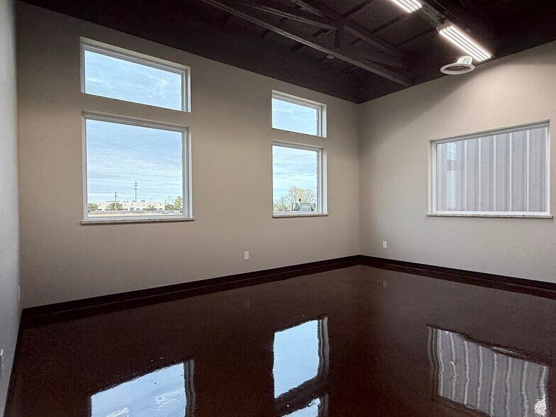 More Photos Of 8136 Silver Crossing, Oklahoma City Warehouse For Lease