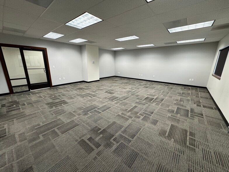 More Photos Of 325 E George Hopper Rd, Burlington Office For Lease