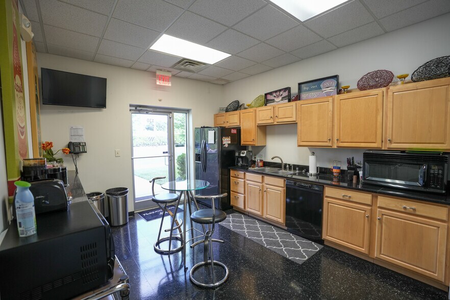 More Photos Of 437 Lewis Hargett Cir, Lexington Office For Sale