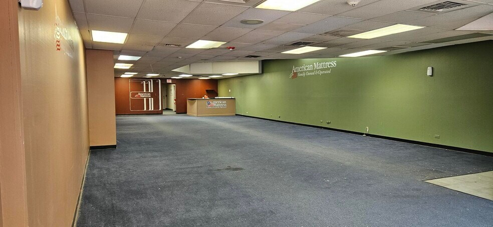 More Photos Of 618 Davis St, Evanston General Retail For Lease