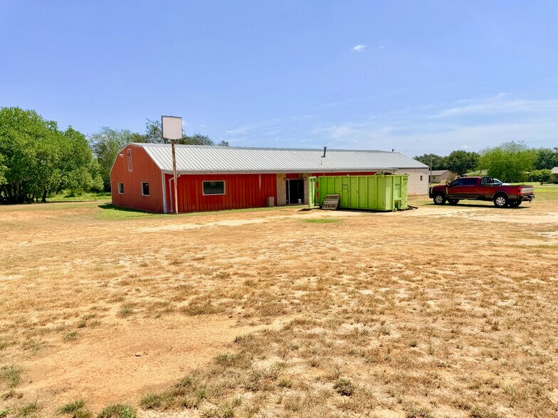 More Photos Of 3105 Zanderson Ave, Jourdanton General Retail For Lease