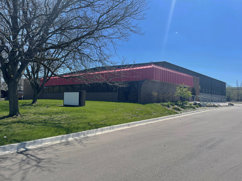 Primary Photo Of 2700 Auburn Ct, Auburn Hills Warehouse For Lease