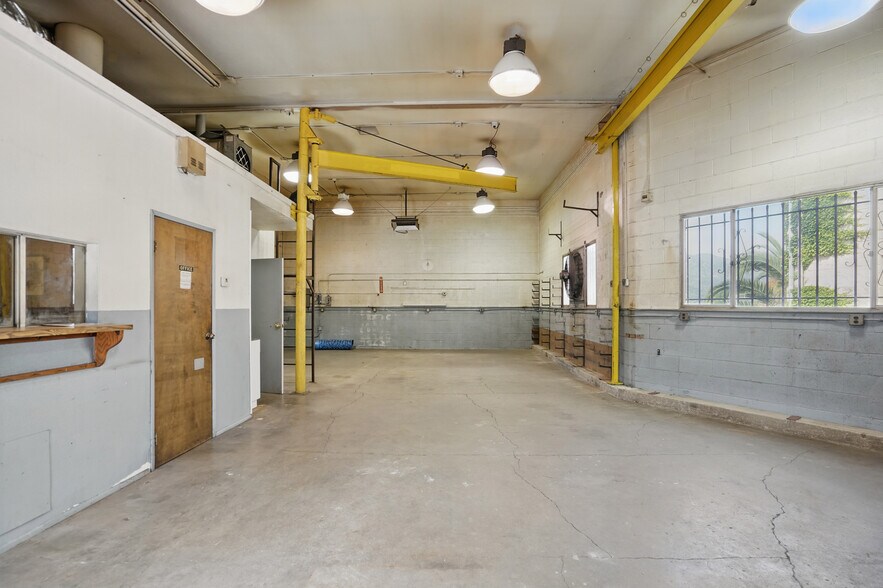 More Photos Of 3632 Foothill Blvd, La Crescenta Manufacturing For Sale