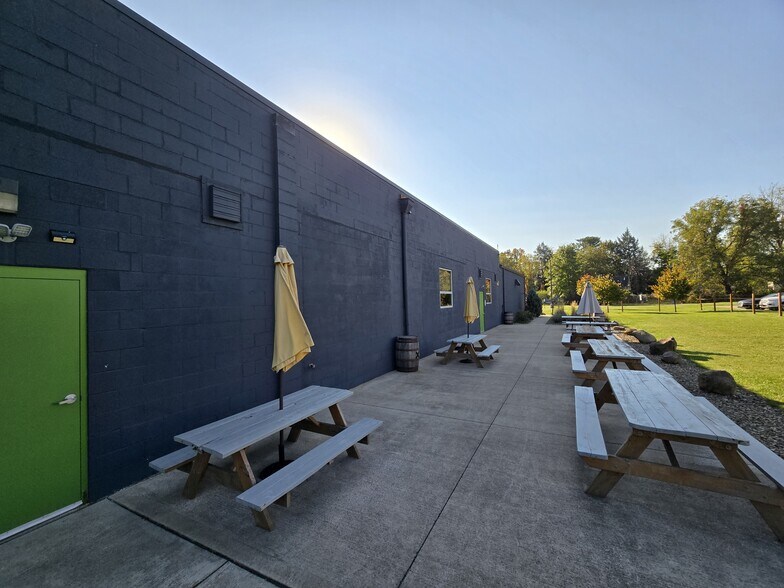 Primary Photo Of 1422 Mogadore Rd, Kent Manufacturing For Sale