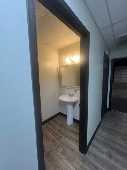 More Photos Of 3601 W Harry St, Wichita Flex For Lease
