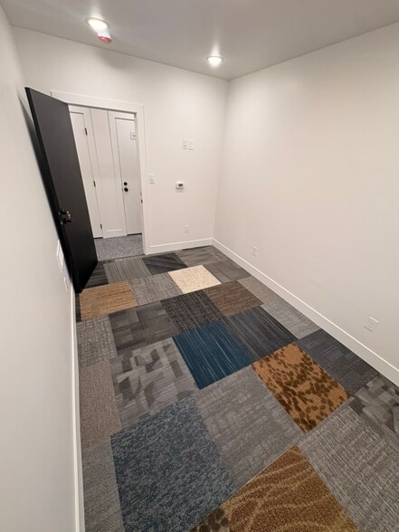 More Photos Of 2011 Hull Ave, Des Moines Truck Terminal For Lease