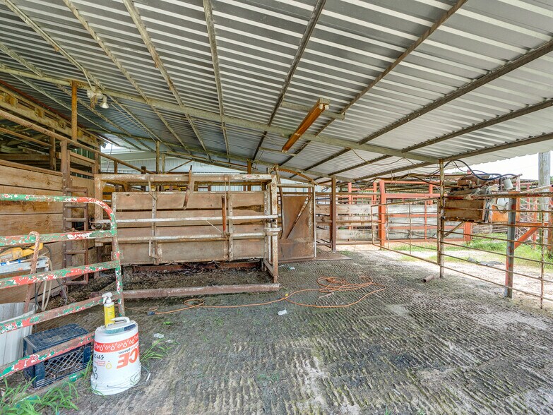 More Photos Of 1853 S Broadway St, Coalgate Flex For Sale