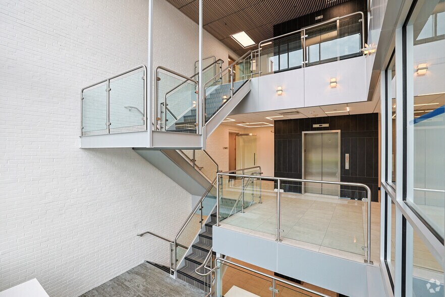 More Photos Of 50 Burlington Mall Rd, Burlington Unknown For Lease