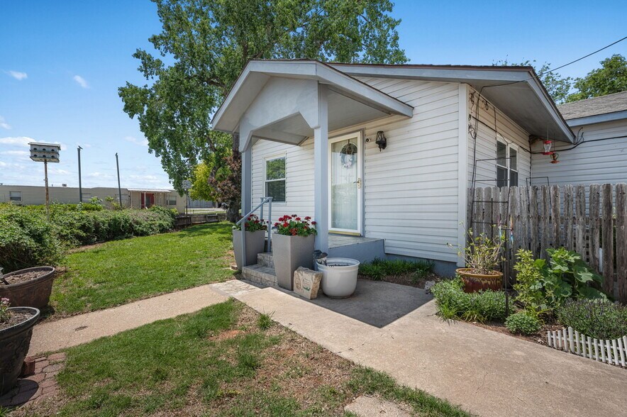 More Photos Of 10277 N 2130 Rd, Foss Convenience Store For Sale