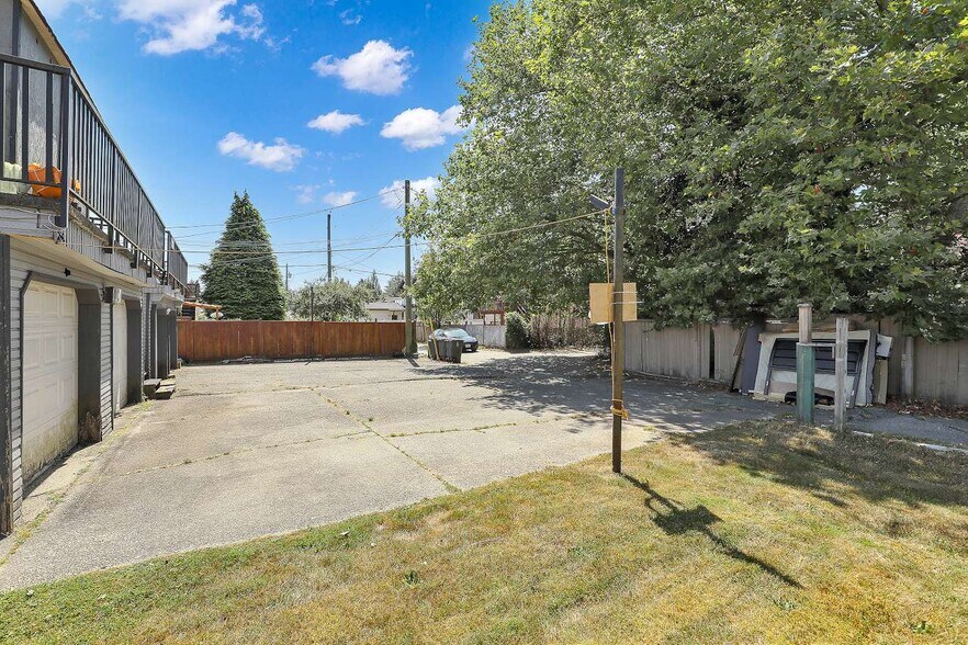 More Photos Of 9509 152 St, Surrey Daycare Center For Lease