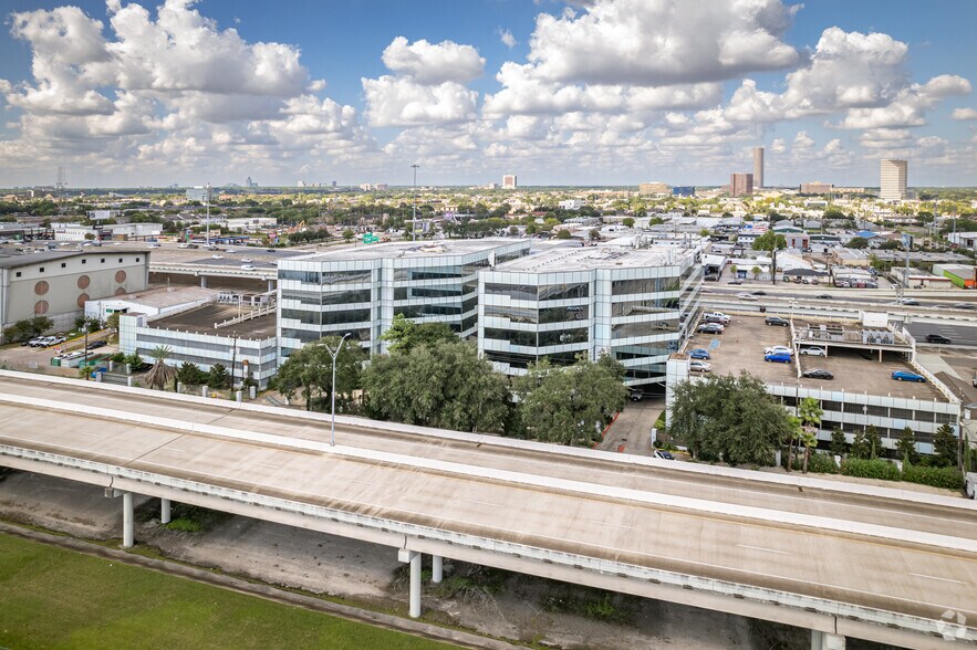 More Photos Of 5821 Southwest Fwy, Houston Office For Lease