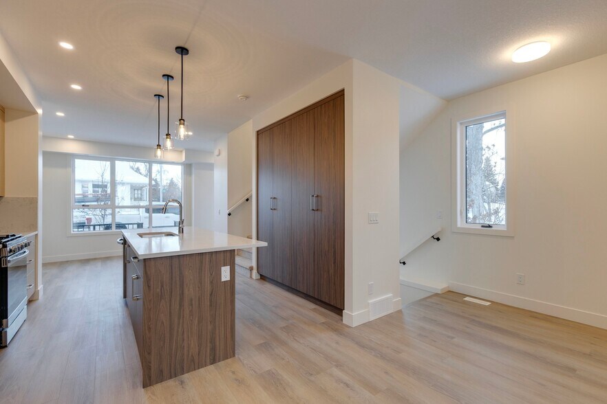 More Photos Of 2124 7 St NW, Calgary Apartments For Sale