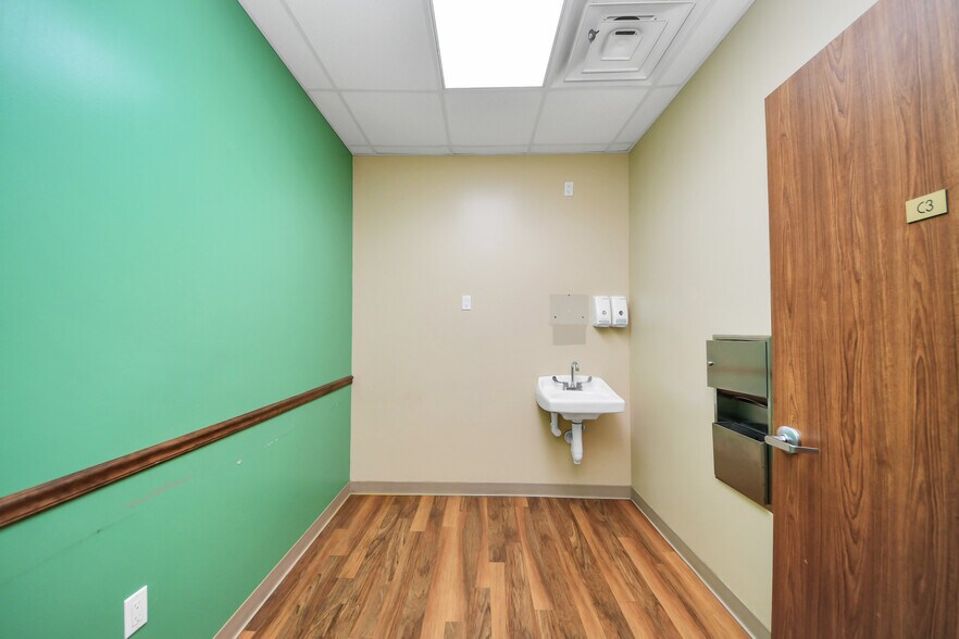 More Photos Of 3521 Town Center Blvd, Sugar Land Medical For Lease